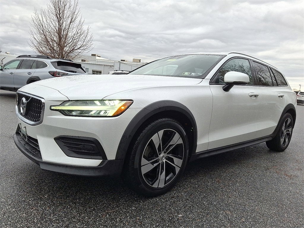Used 2020 Volvo V60 T5 Cross Country image 3