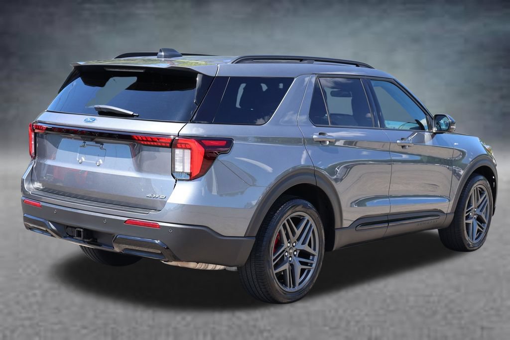 Used 2026 Ford Explorer ST-Line w/ ST-Line Street Pack AWD/4WD image 3