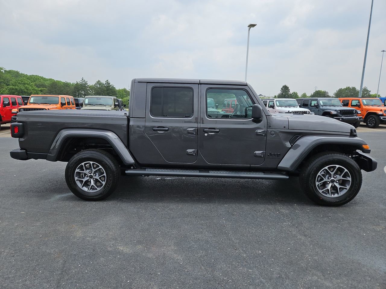 New 2025 Jeep Gladiator Sport image 9