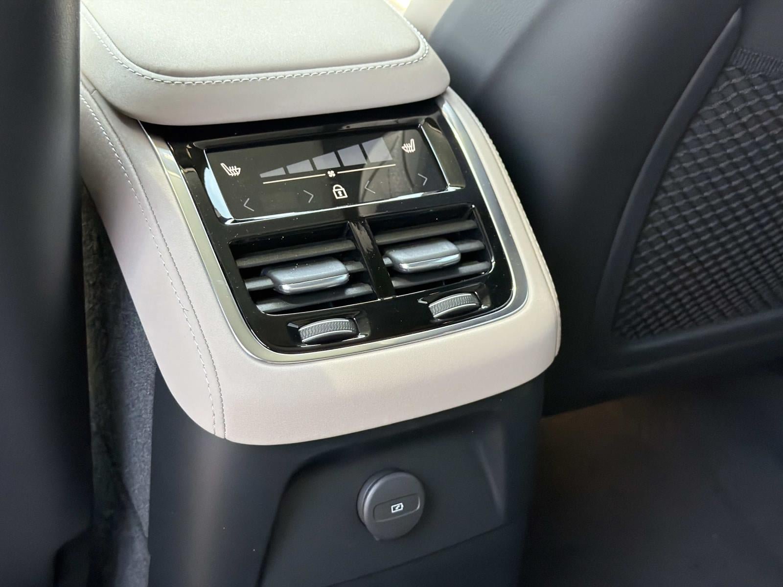 New 2026 Volvo XC90 T8 Plus AWD/4WD image 10