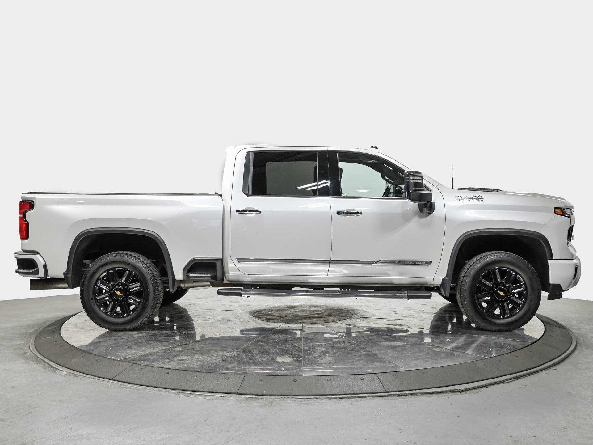 Used 2024 Chevrolet Silverado 2500 High Country w/ High Country Premium Package AWD/4WD image 8