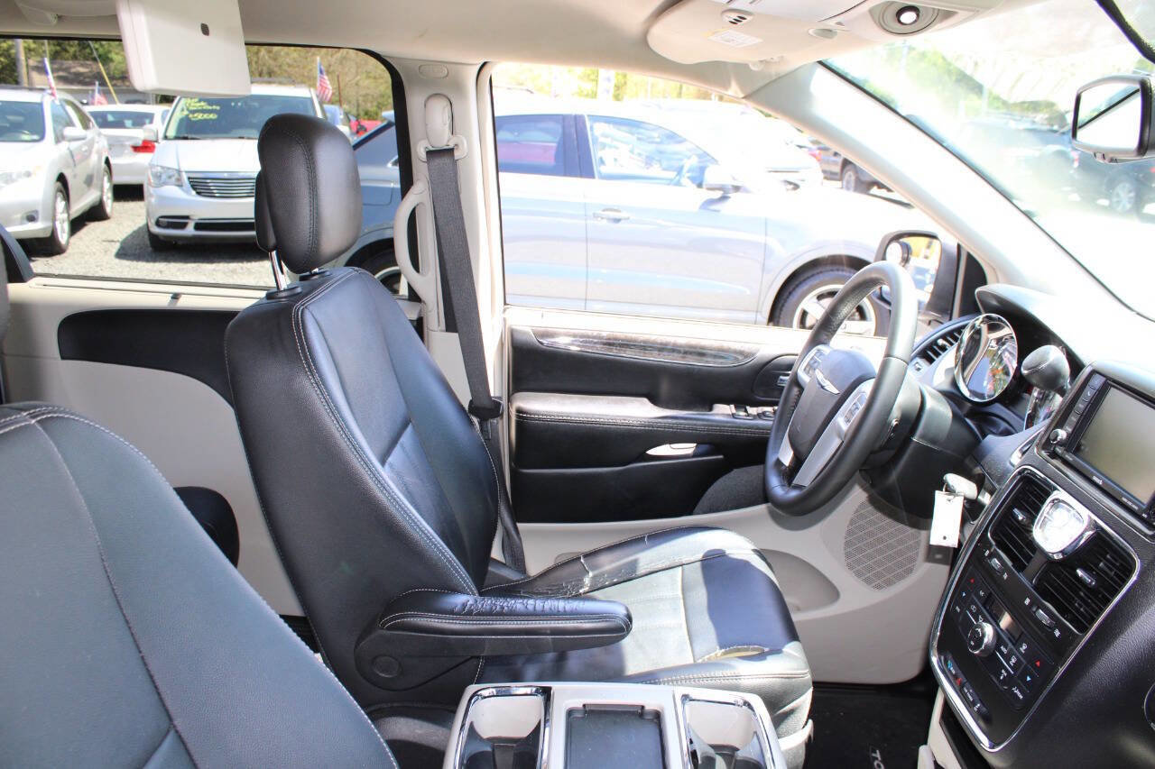Used 2016 Chrysler Town & Country Touring FWD image 11