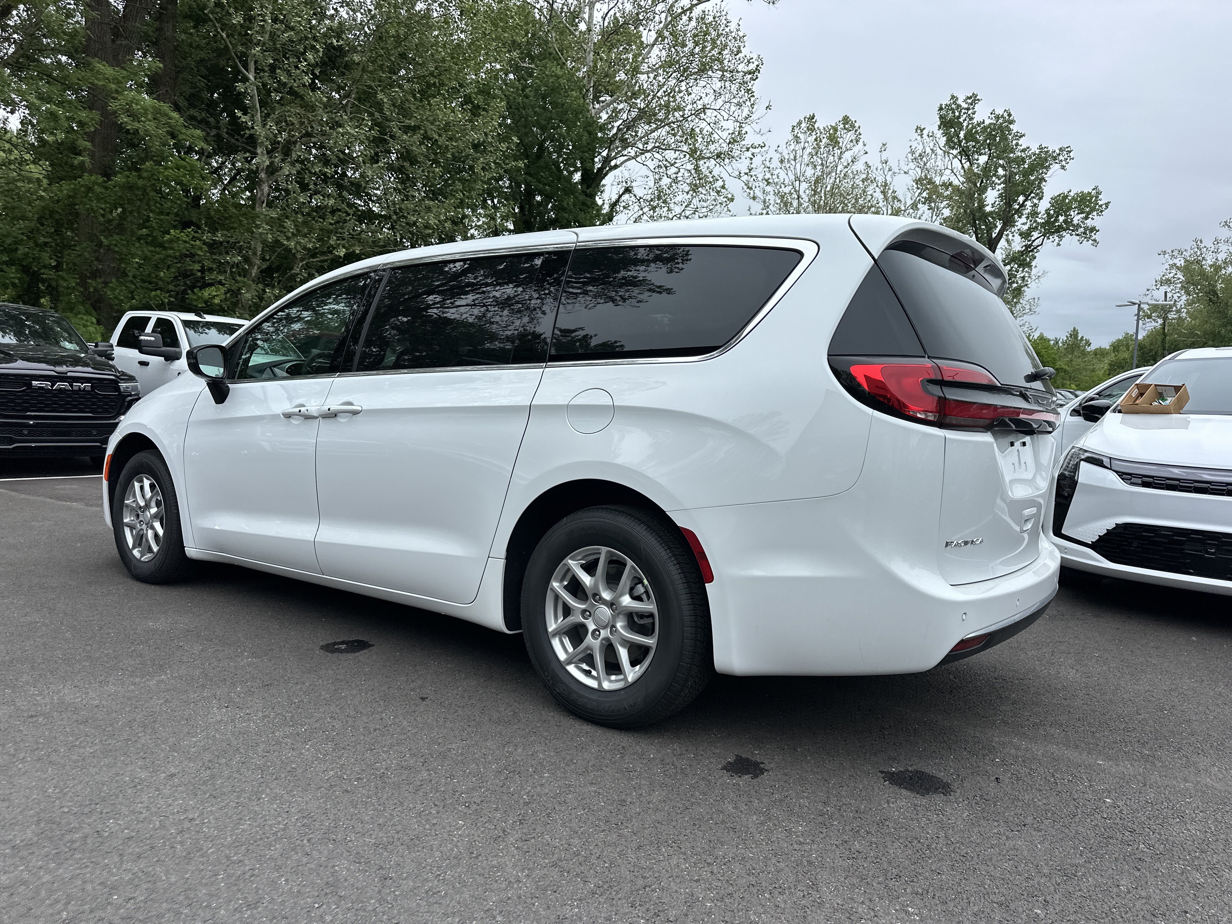 New 2027 Chrysler Pacifica Select FWD image 23