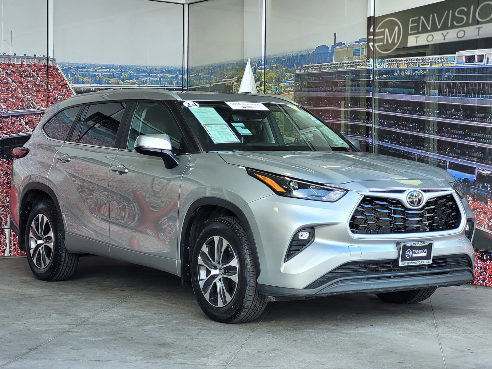 Certified 2024 Toyota Highlander XLE image 1