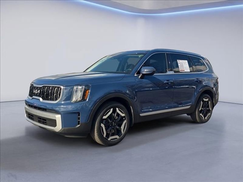 Used 2023 Kia Telluride EX w/ EX Captain's Chair Package image 1