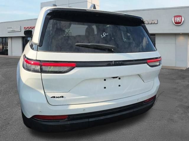 Used 2023 Jeep Grand Cherokee Altitude AWD/4WD image 10