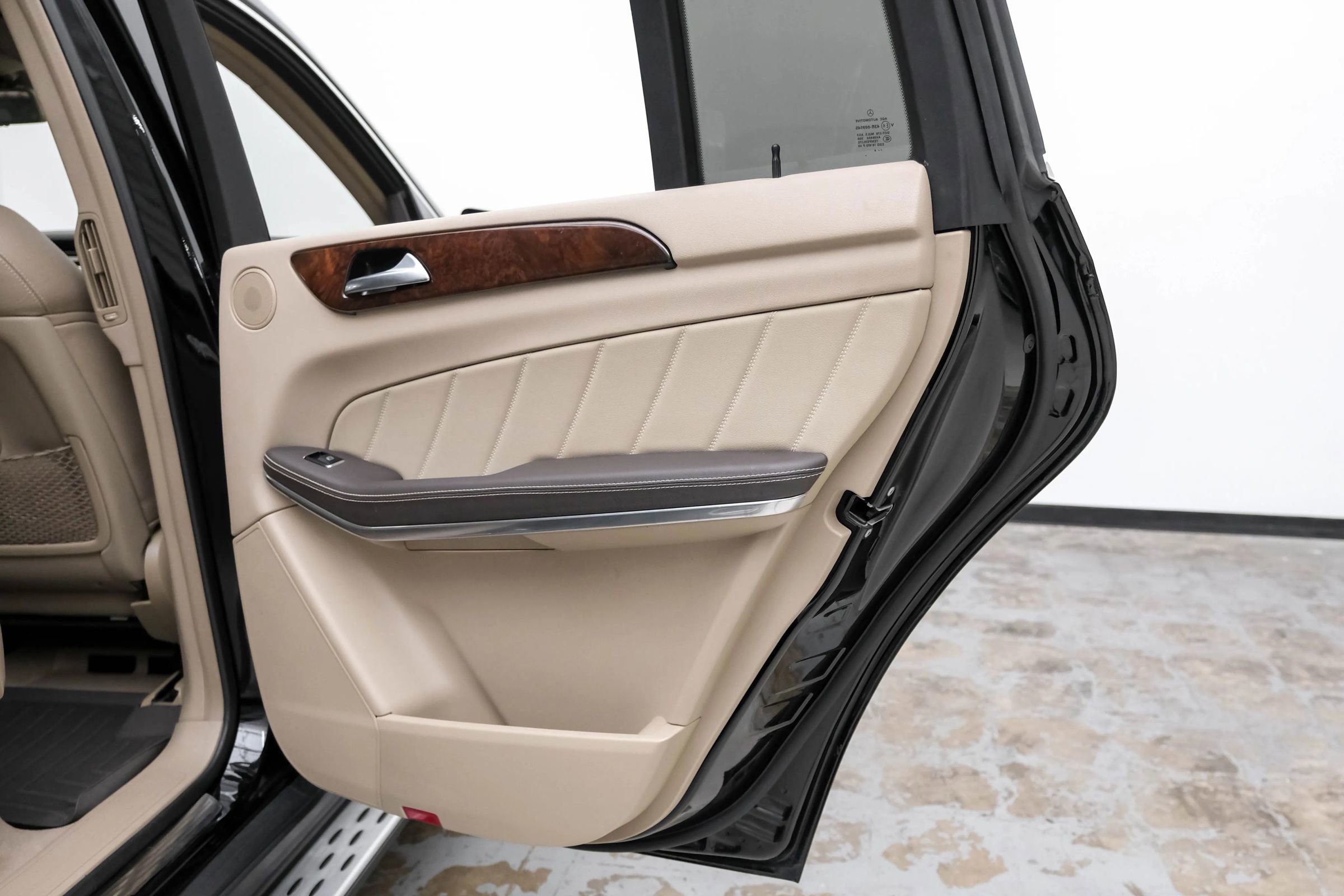 Used 2015 Mercedes-Benz GL 550 4MATIC image 38