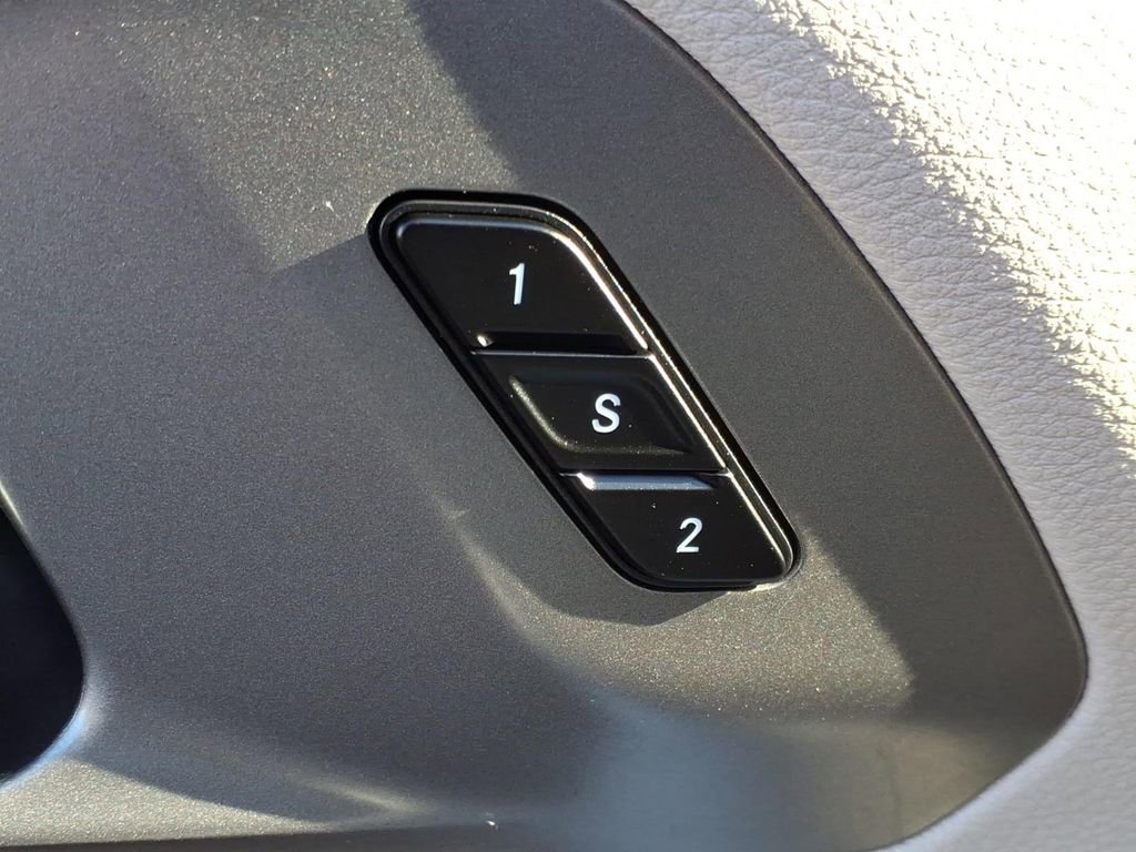 Used 2024 Chrysler Pacifica Touring-L image 19