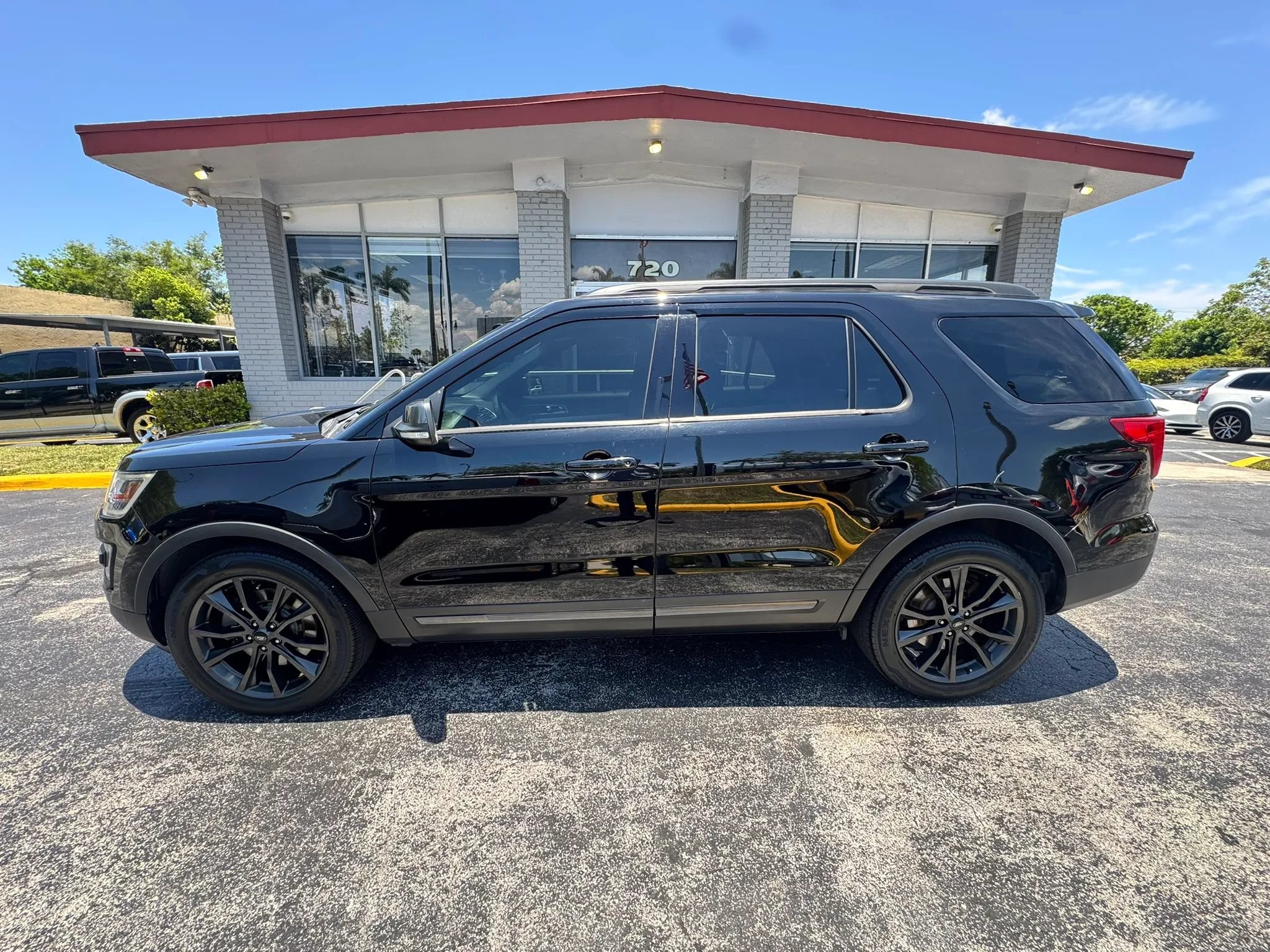 Used 2017 Ford Explorer XLT w/ Equipment Group 202A FWD image 9