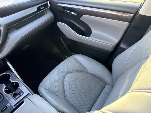 Used 2020 Toyota Highlander Limited FWD image 16