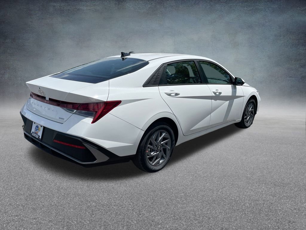 Used 2025 Hyundai Elantra Blue image 32