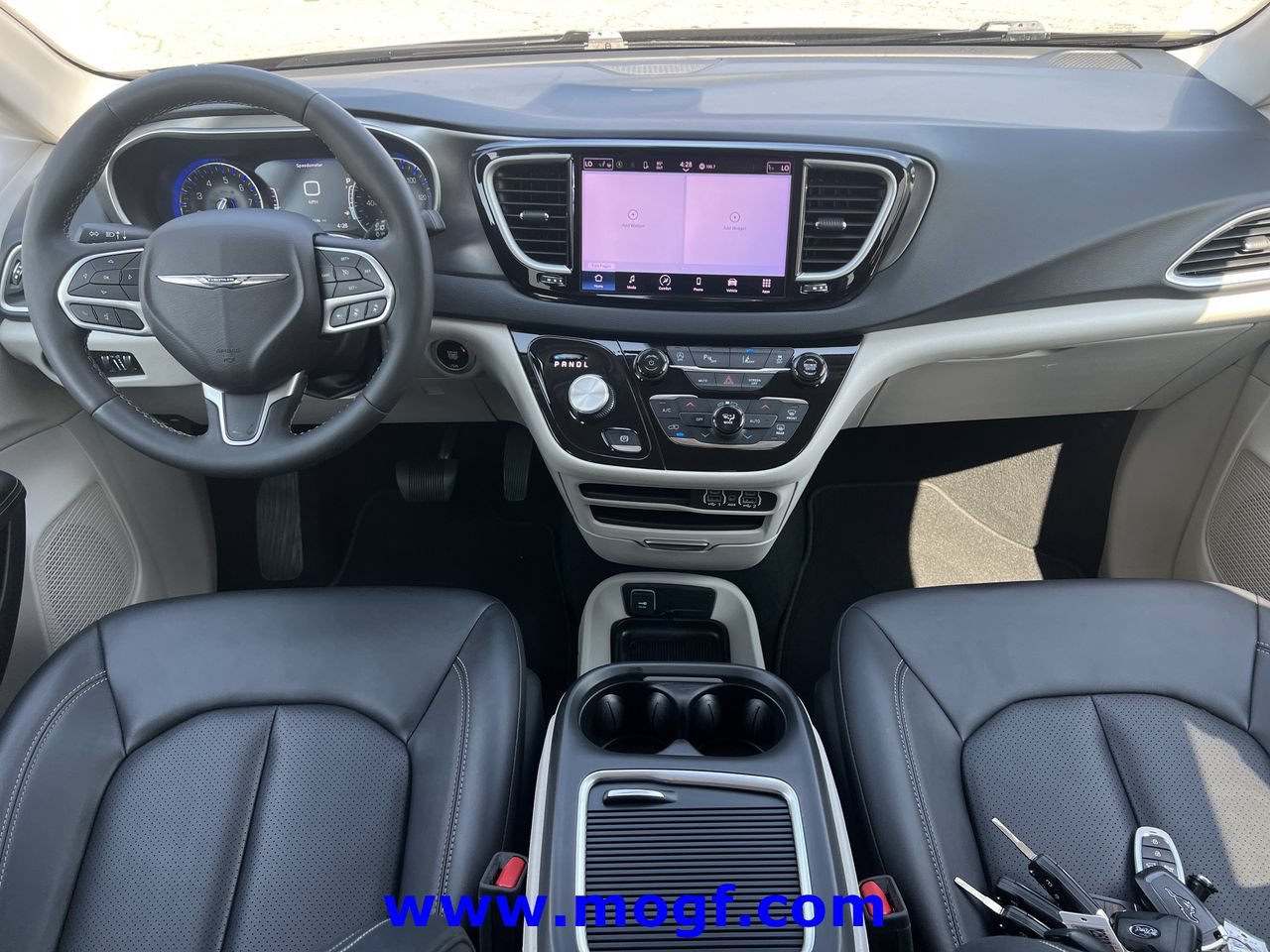 Used 2024 Chrysler Pacifica Touring-L FWD image 5