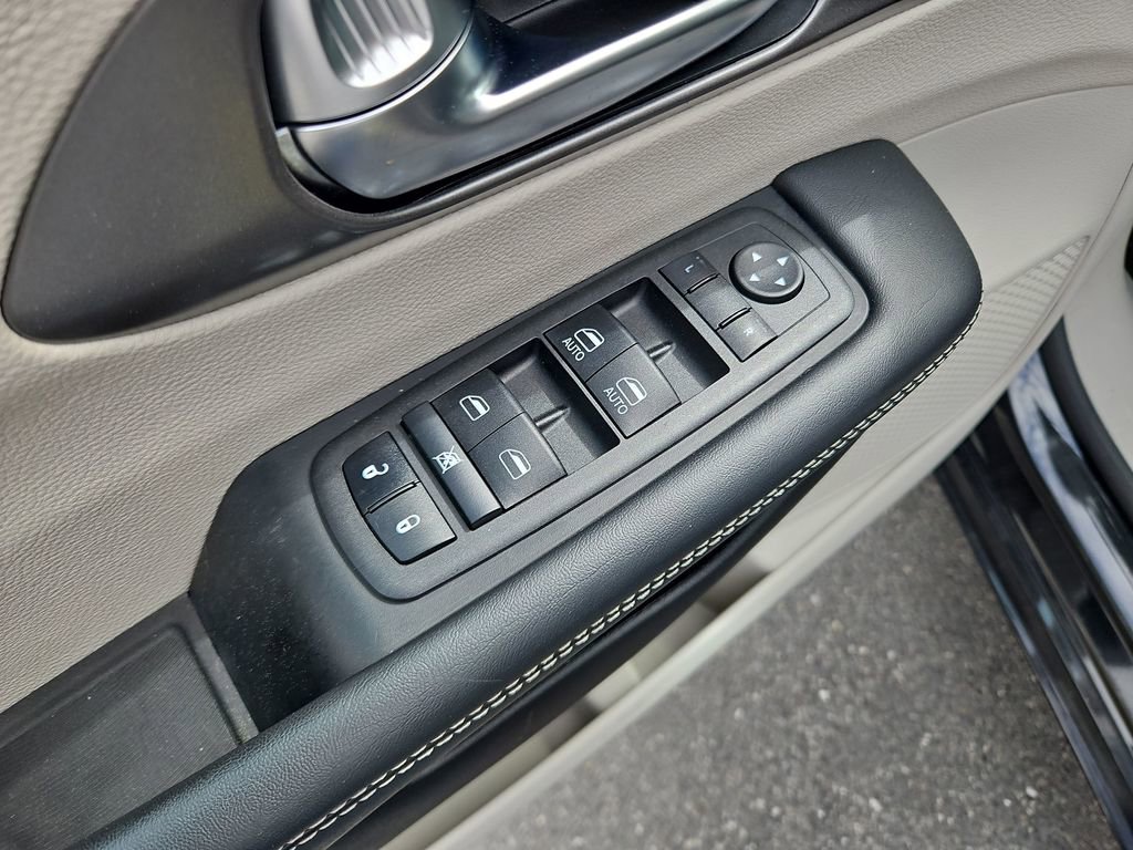 Used 2023 Chrysler Pacifica Touring-L image 25