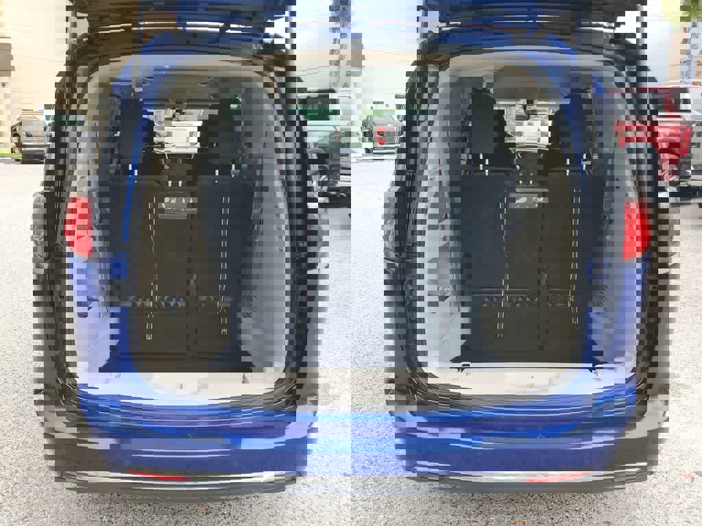 Used 2020 Chrysler Pacifica Touring w/ Tire & Wheel Group image 8