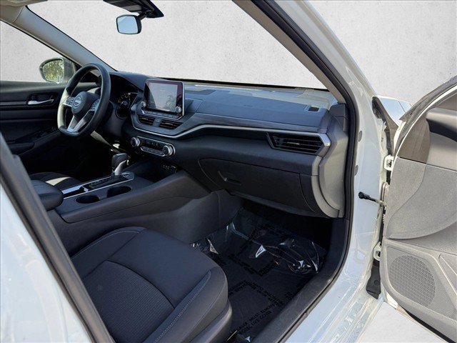 Used 2025 Nissan Altima 2.5 SV FWD image 12