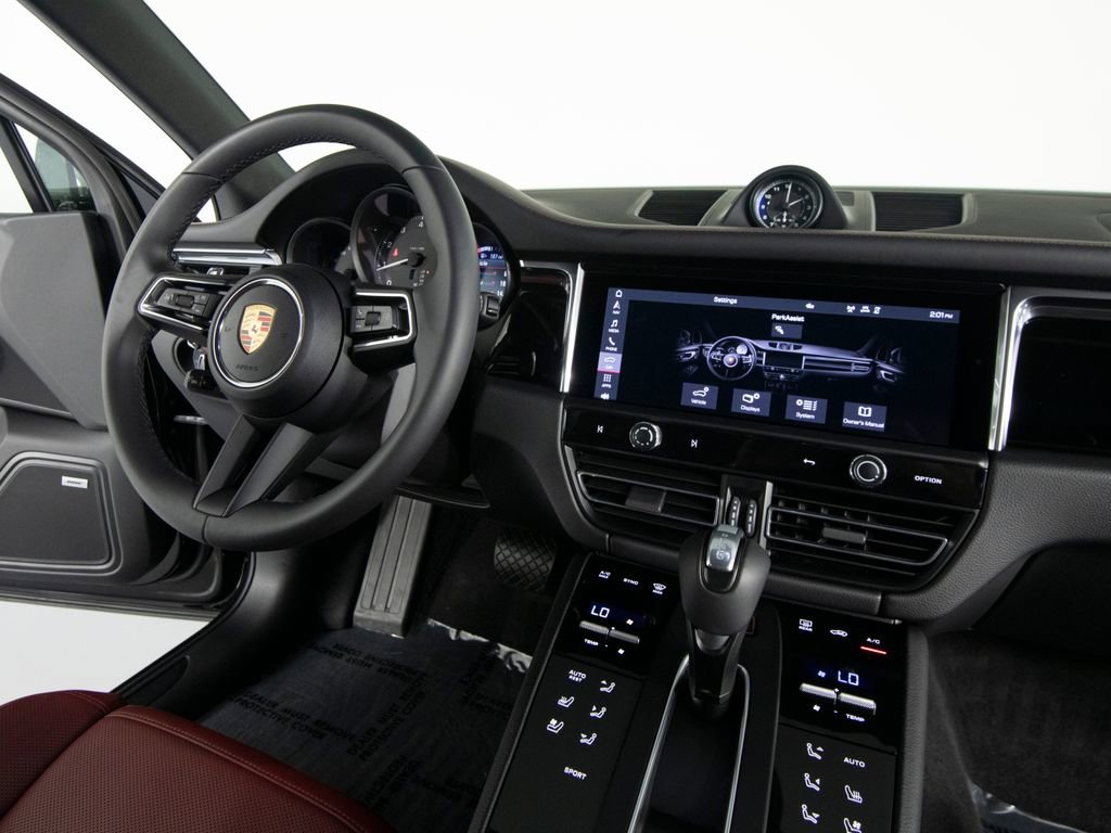 Certified 2025 Porsche Macan AWD/4WD image 29