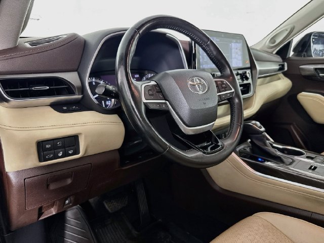 Used 2022 Toyota Highlander Limited FWD image 20