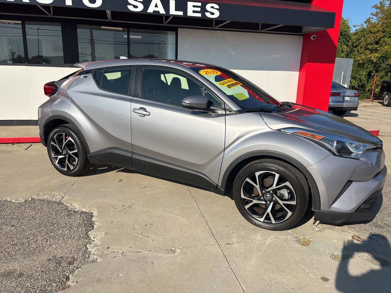 Used 2019 Toyota C-HR LE image 2