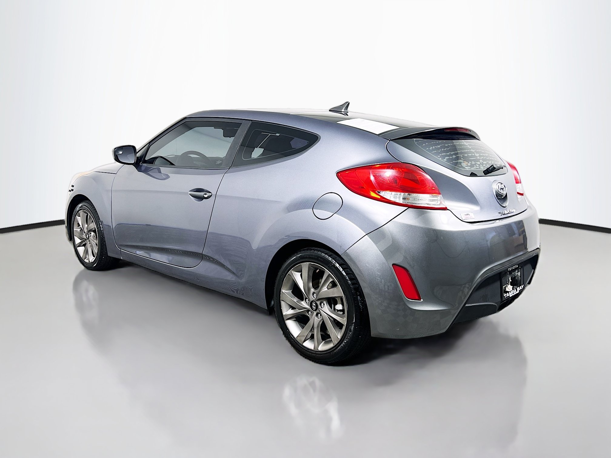 Used 2017 Hyundai Veloster FWD image 8
