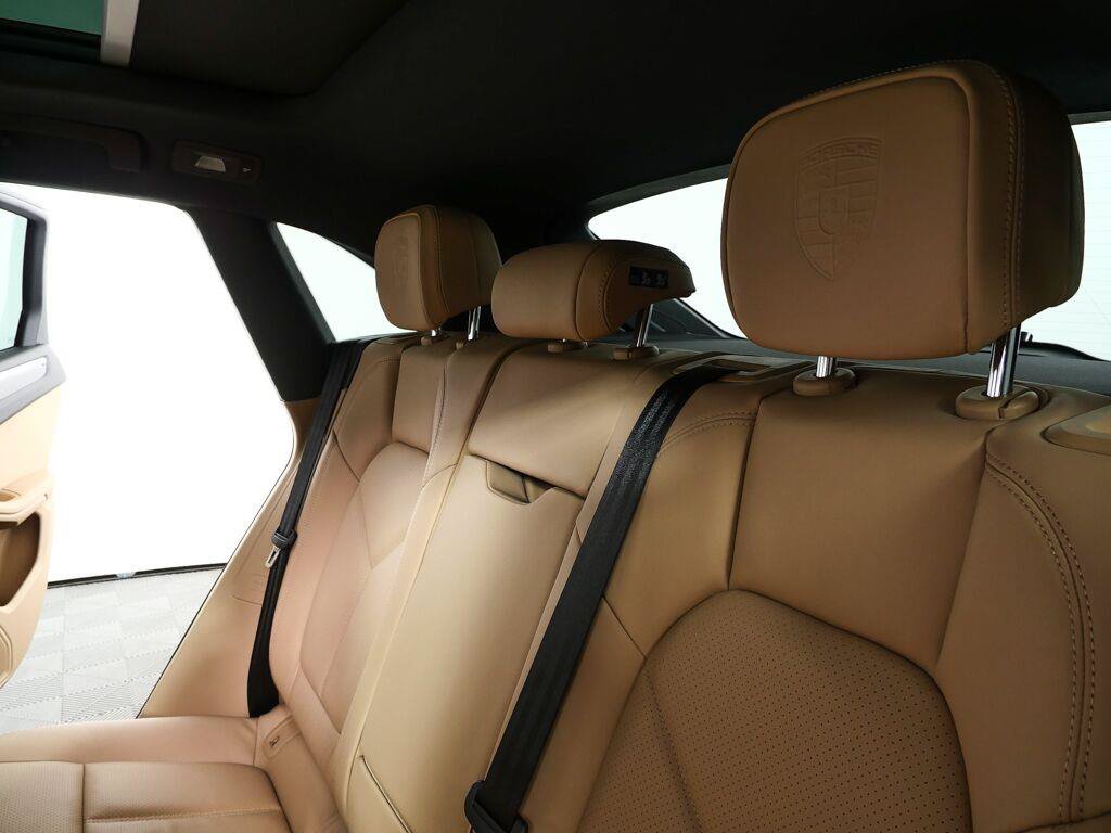 Certified 2026 Porsche Macan AWD/4WD image 22