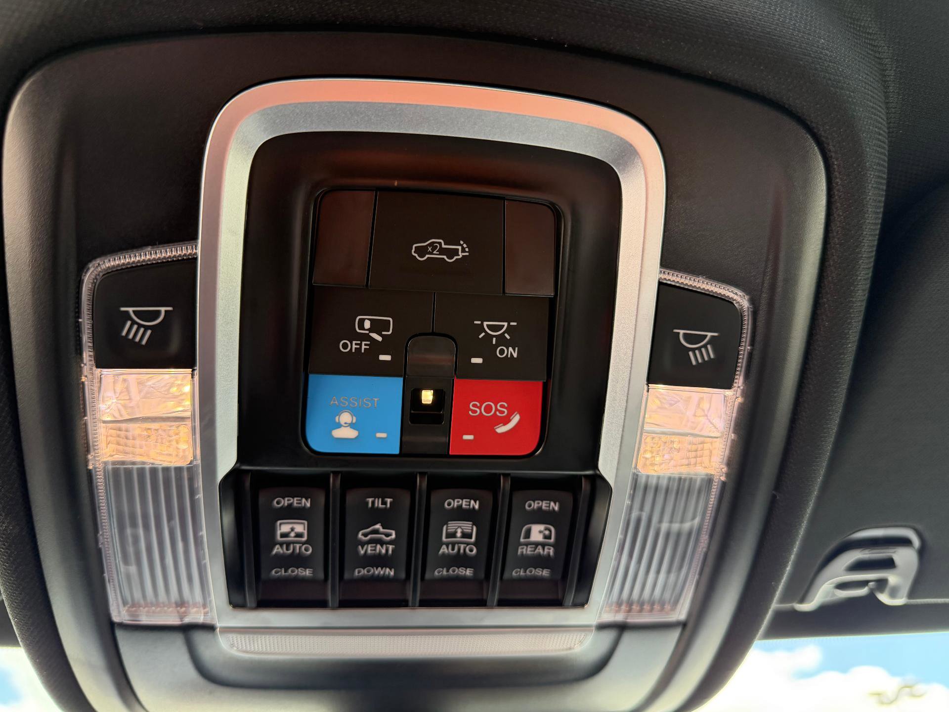 Used 2025 RAM 1500 Limited AWD/4WD image 32