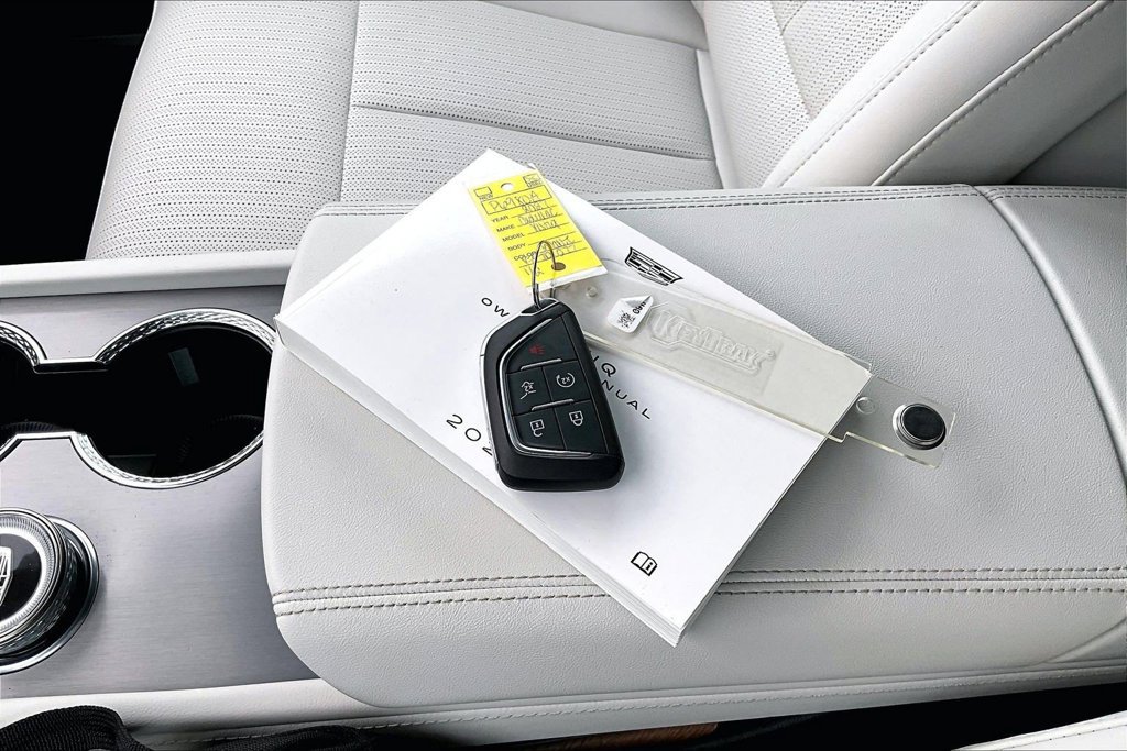 Used 2027 Cadillac Vistiq Luxury w/ LPO, Floor Liner Package AWD/4WD image 36