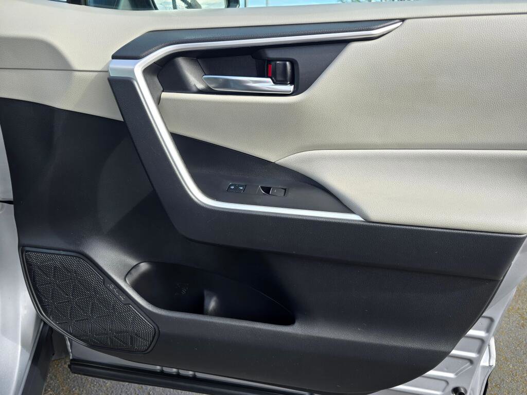 Used 2022 Toyota RAV4 XLE Premium image 27