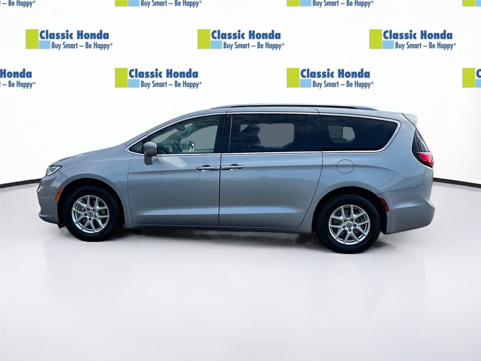 Used 2021 Chrysler Pacifica Touring-L FWD image 4