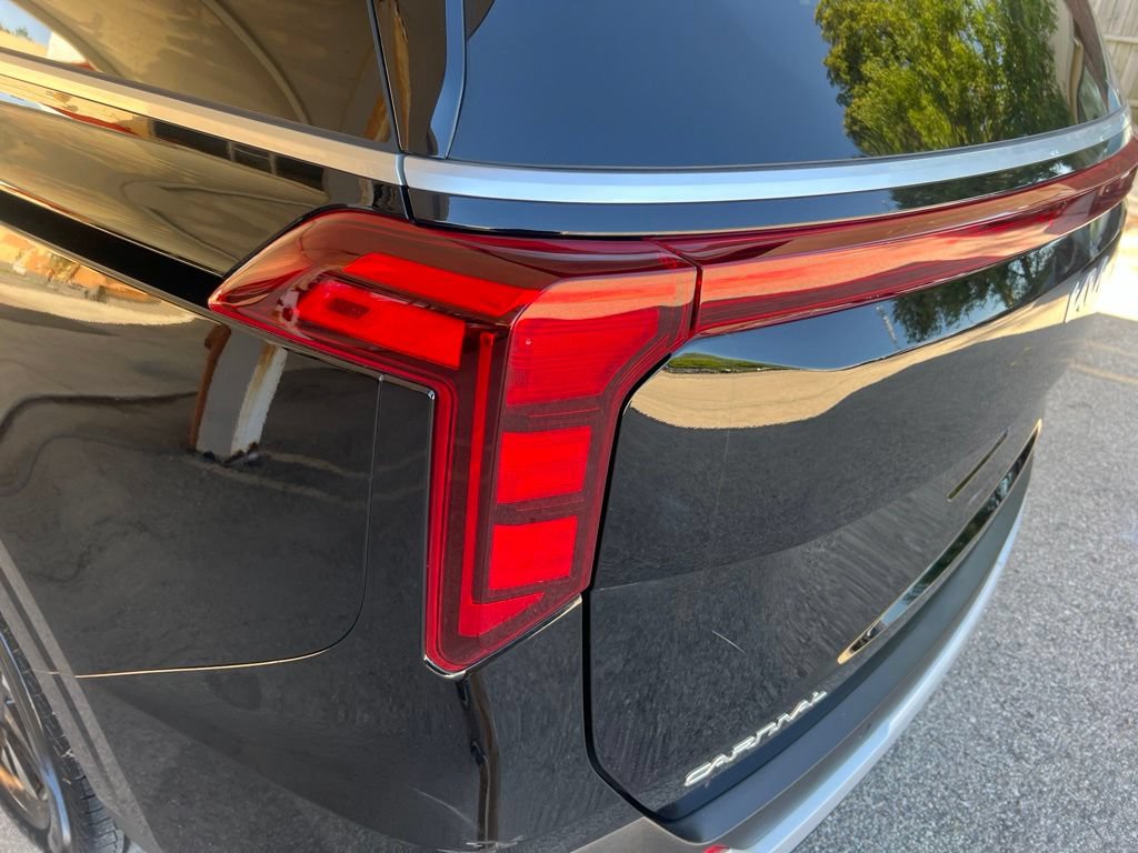 Certified 2025 Kia Carnival LXS FWD image 32