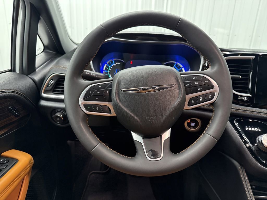 Used 2022 Chrysler Pacifica Pinnacle FWD image 16