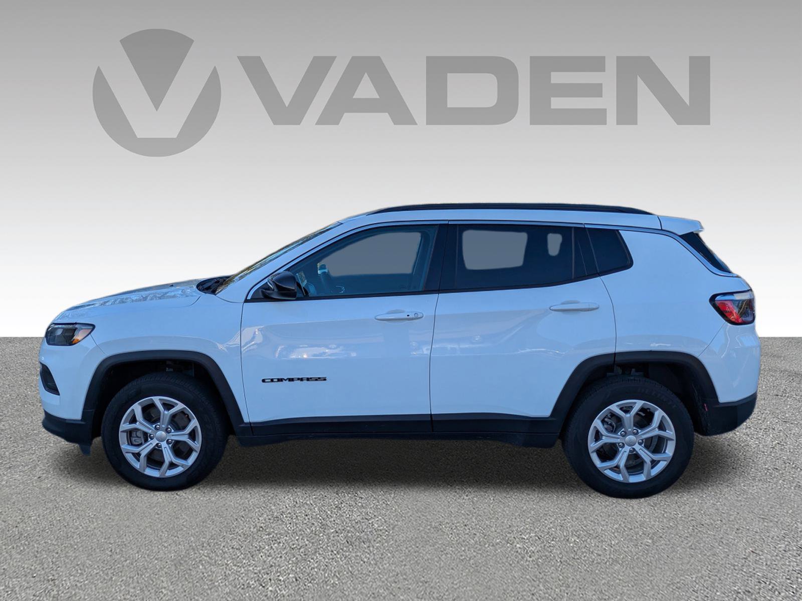 Used 2024 Jeep Compass Latitude image 29