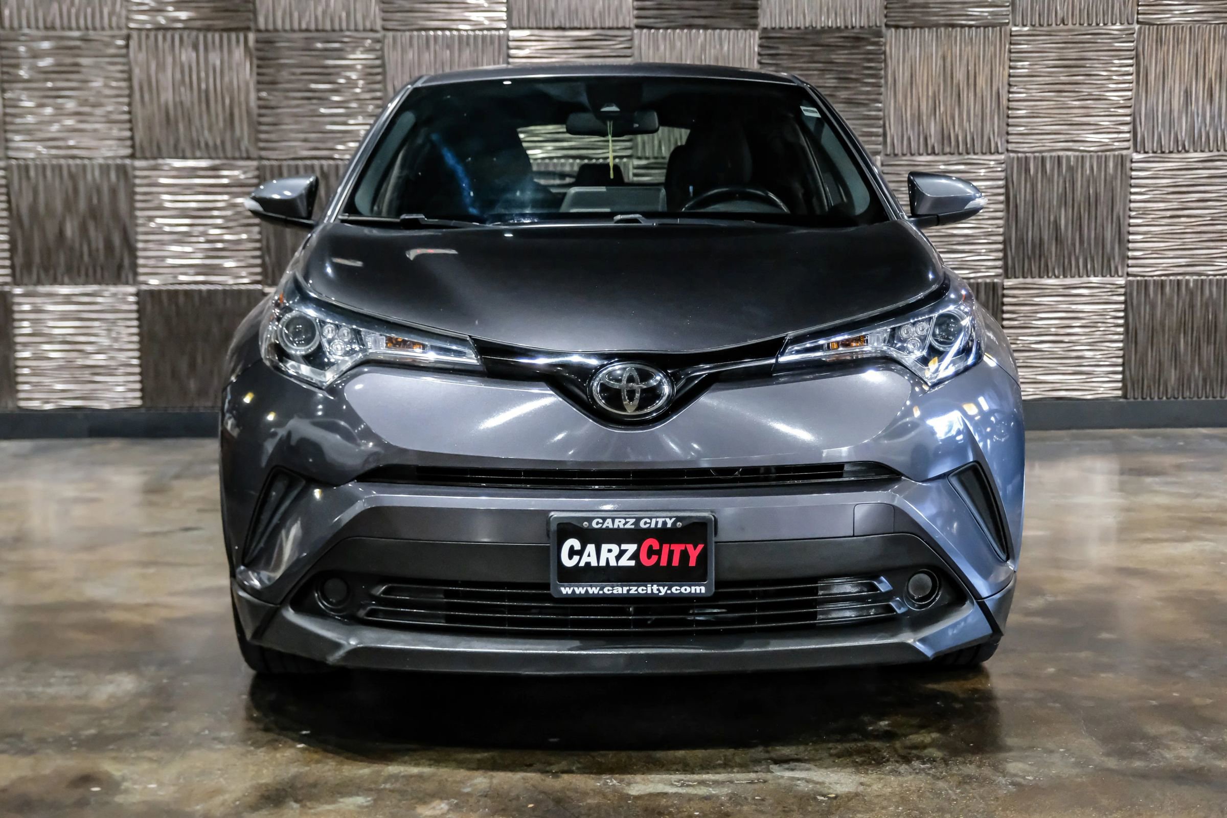 Used 2019 Toyota C-HR XLE FWD image 5