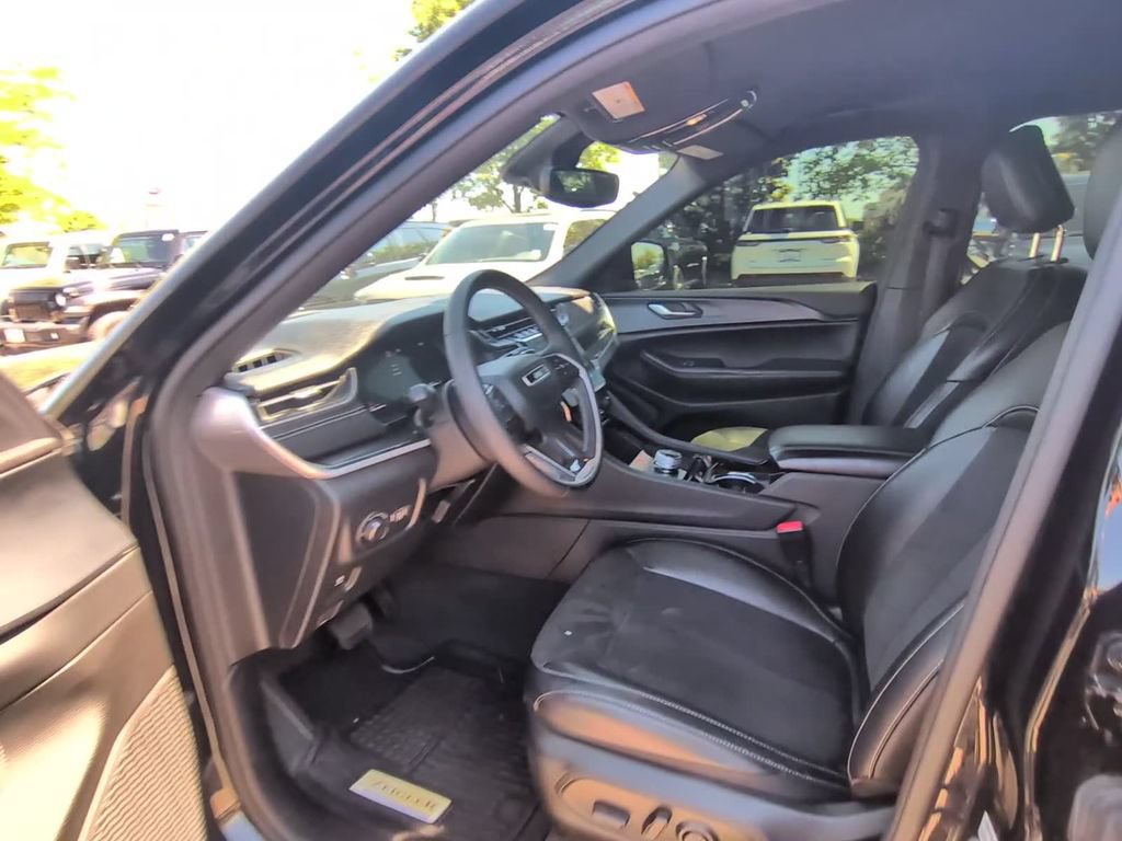 Used 2023 Jeep Grand Cherokee L Laredo AWD/4WD image 14
