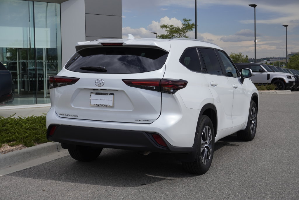 Used 2026 Toyota Highlander Limited AWD/4WD image 2