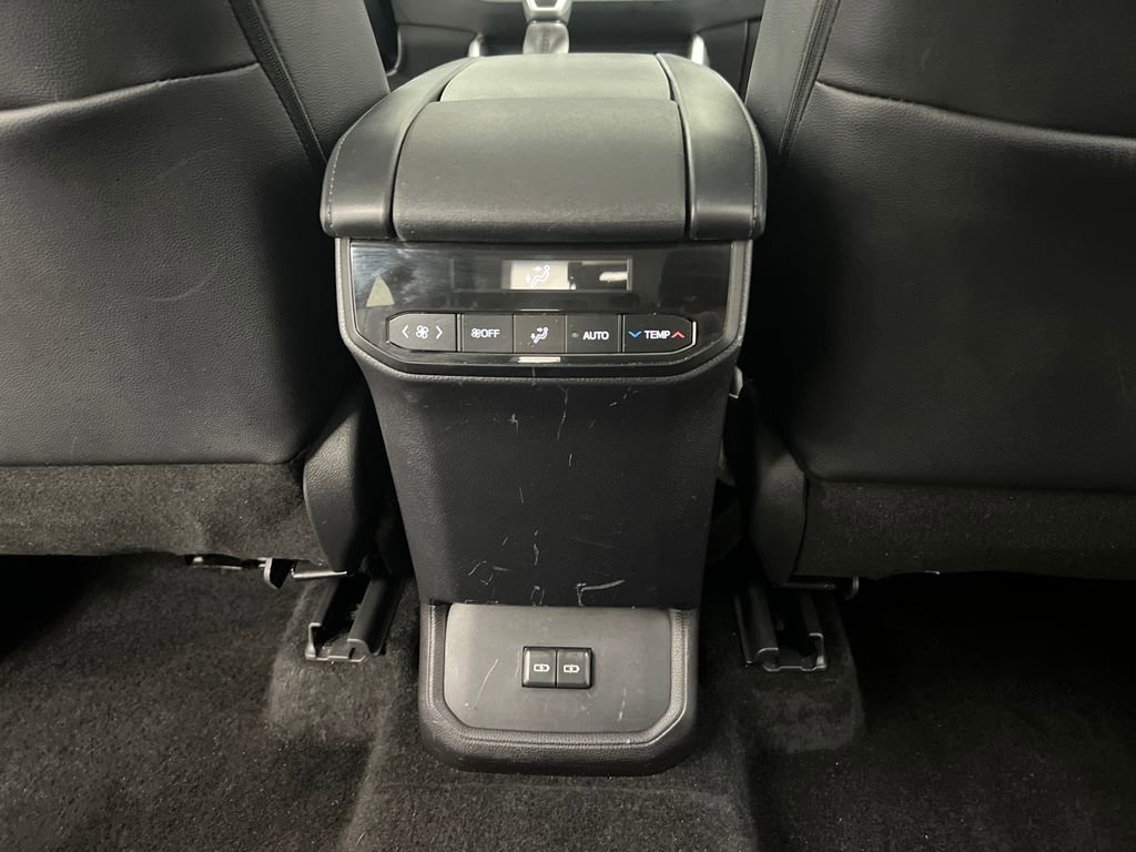 Used 2025 Toyota Highlander XLE FWD image 25