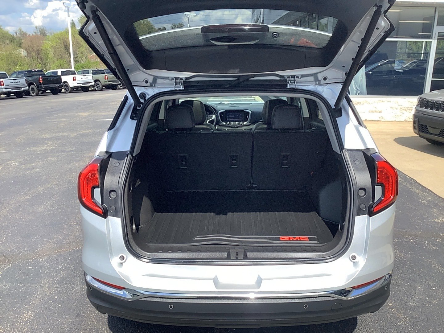 Used 2022 GMC Terrain SLT w/ Infotainment Package II AWD/4WD image 5