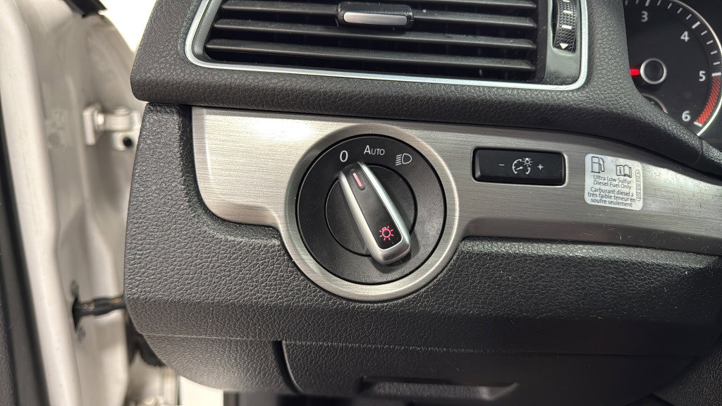 Used 2015 Volkswagen Passat TDI SE image 21