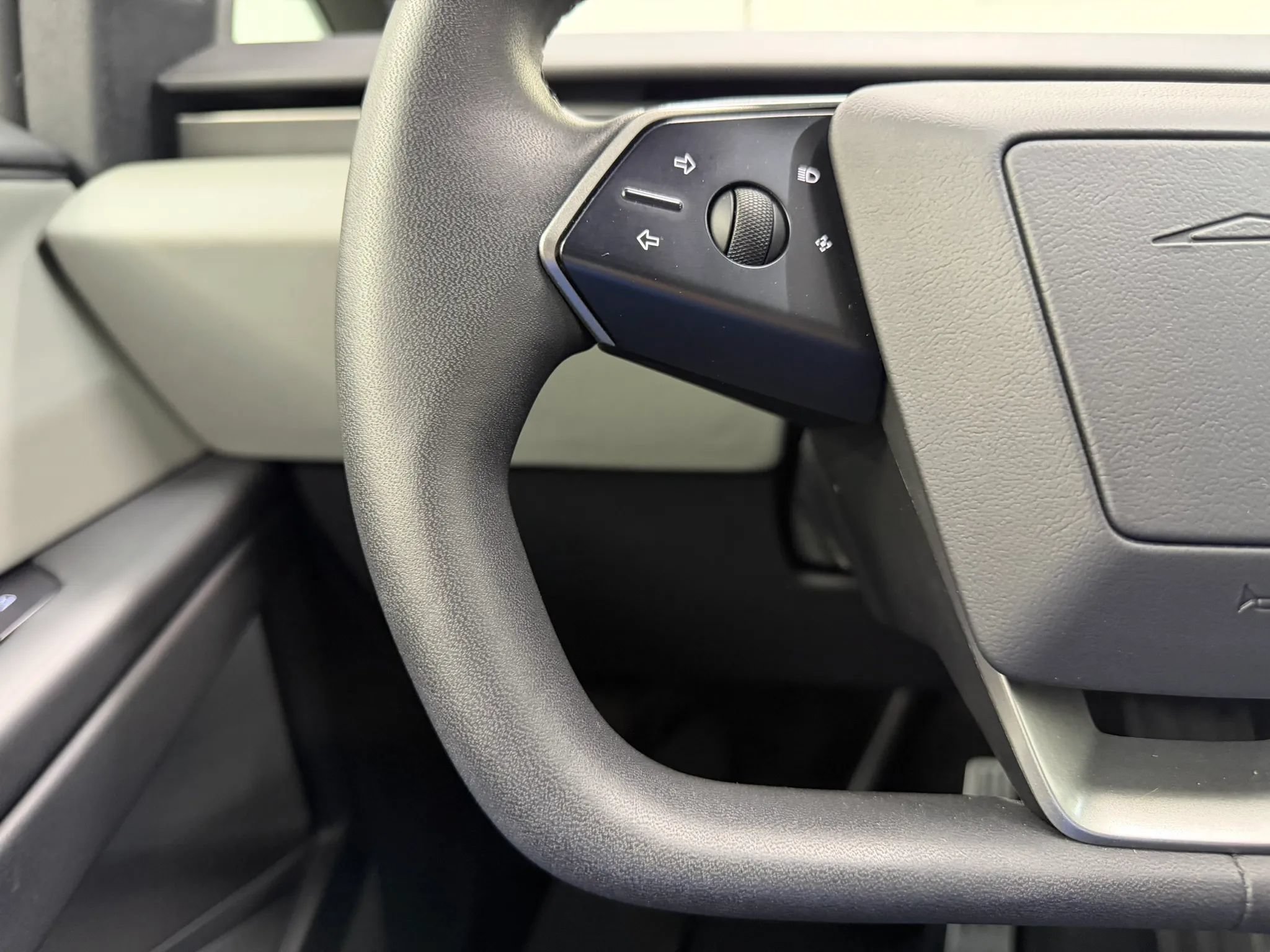 Used 2024 Tesla Cybertruck AWD Crew Cab image 28