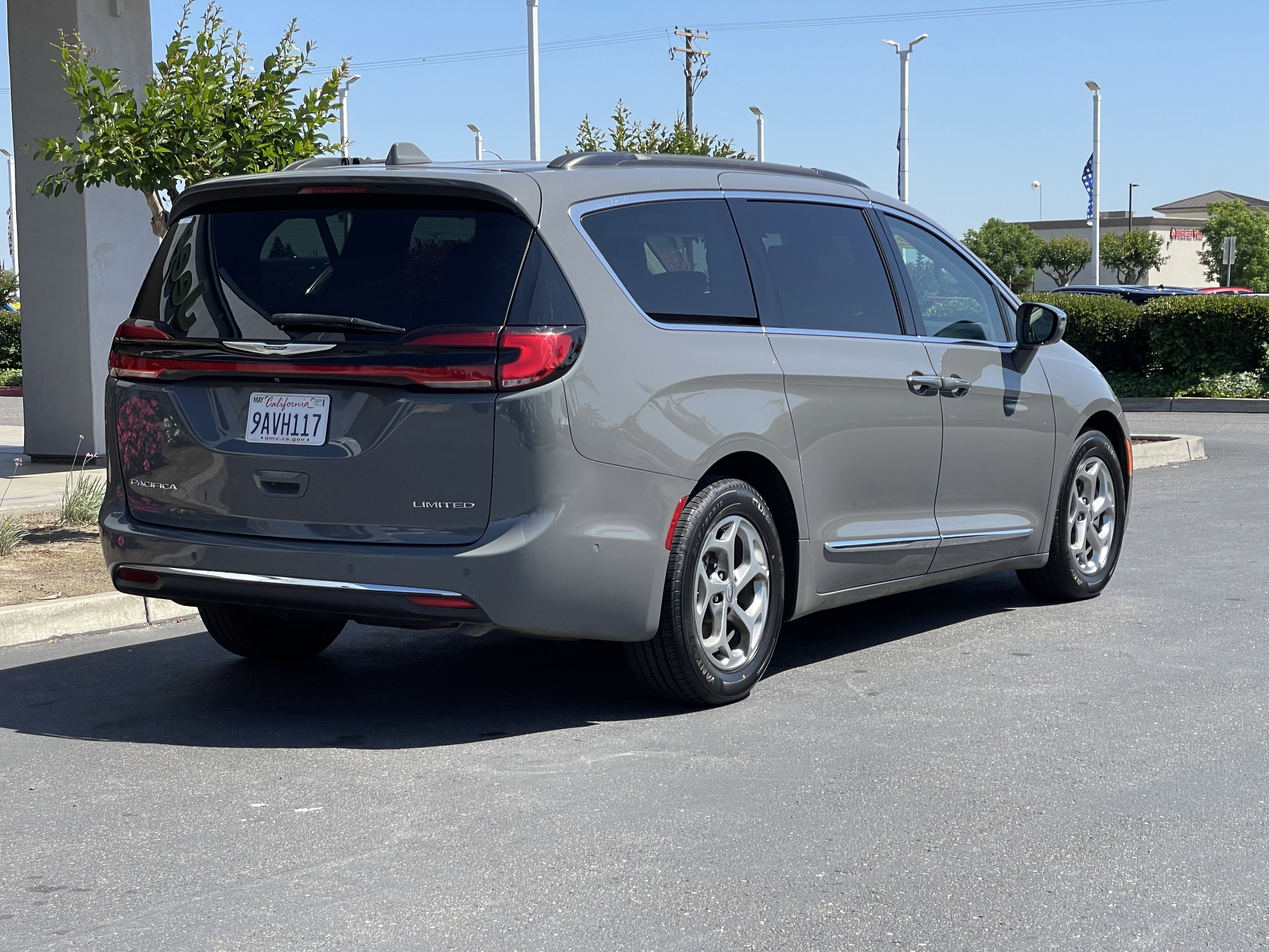 Used 2022 Chrysler Pacifica Limited FWD image 9
