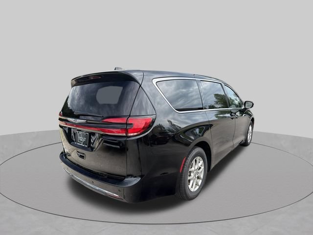 Used 2024 Chrysler Pacifica Touring-L FWD image 3