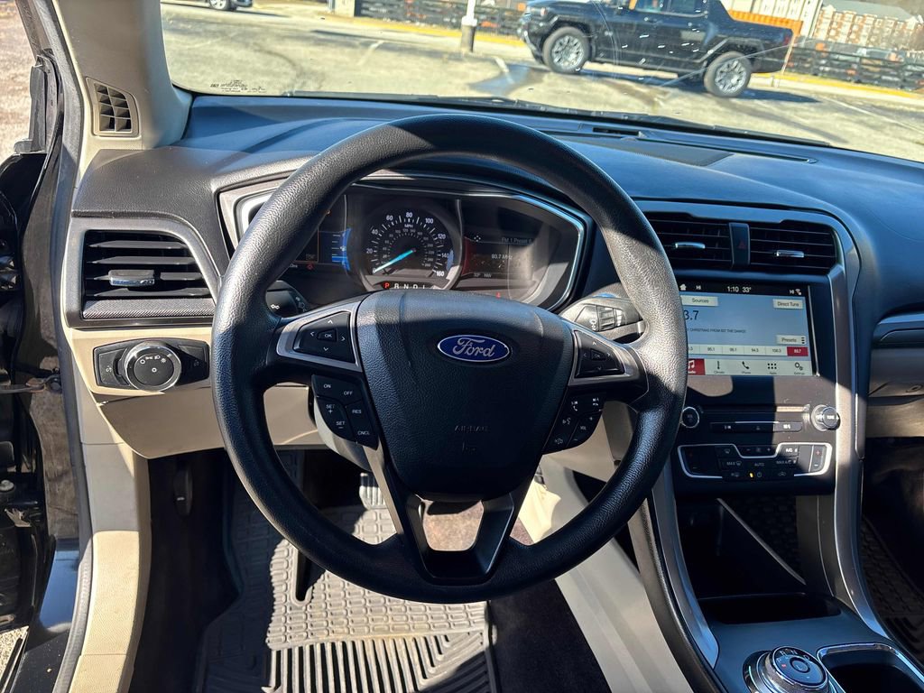 Used 2017 Ford Fusion SE w/ Fusion SE Technology Package image 15