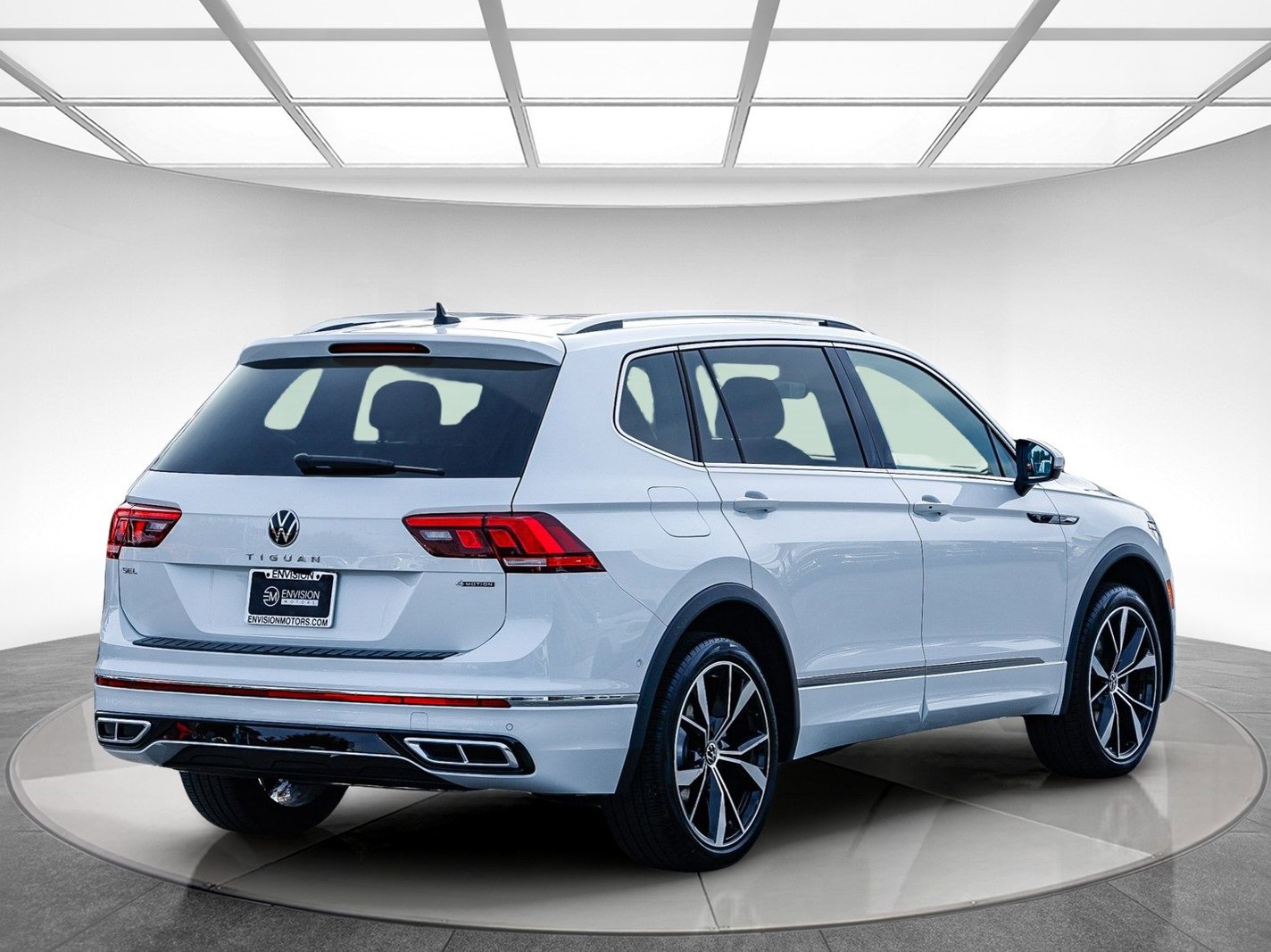 Used 2024 Volkswagen Tiguan SEL R-Line image 4