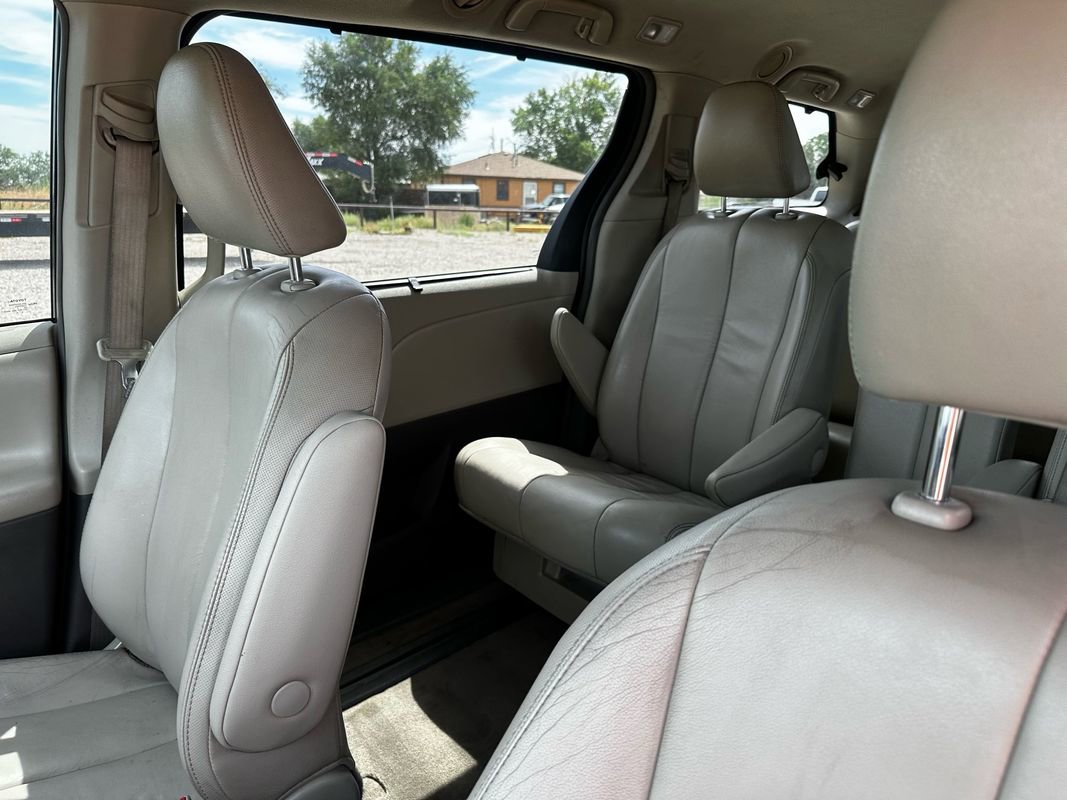 Used 2012 Toyota Sienna XLE image 33