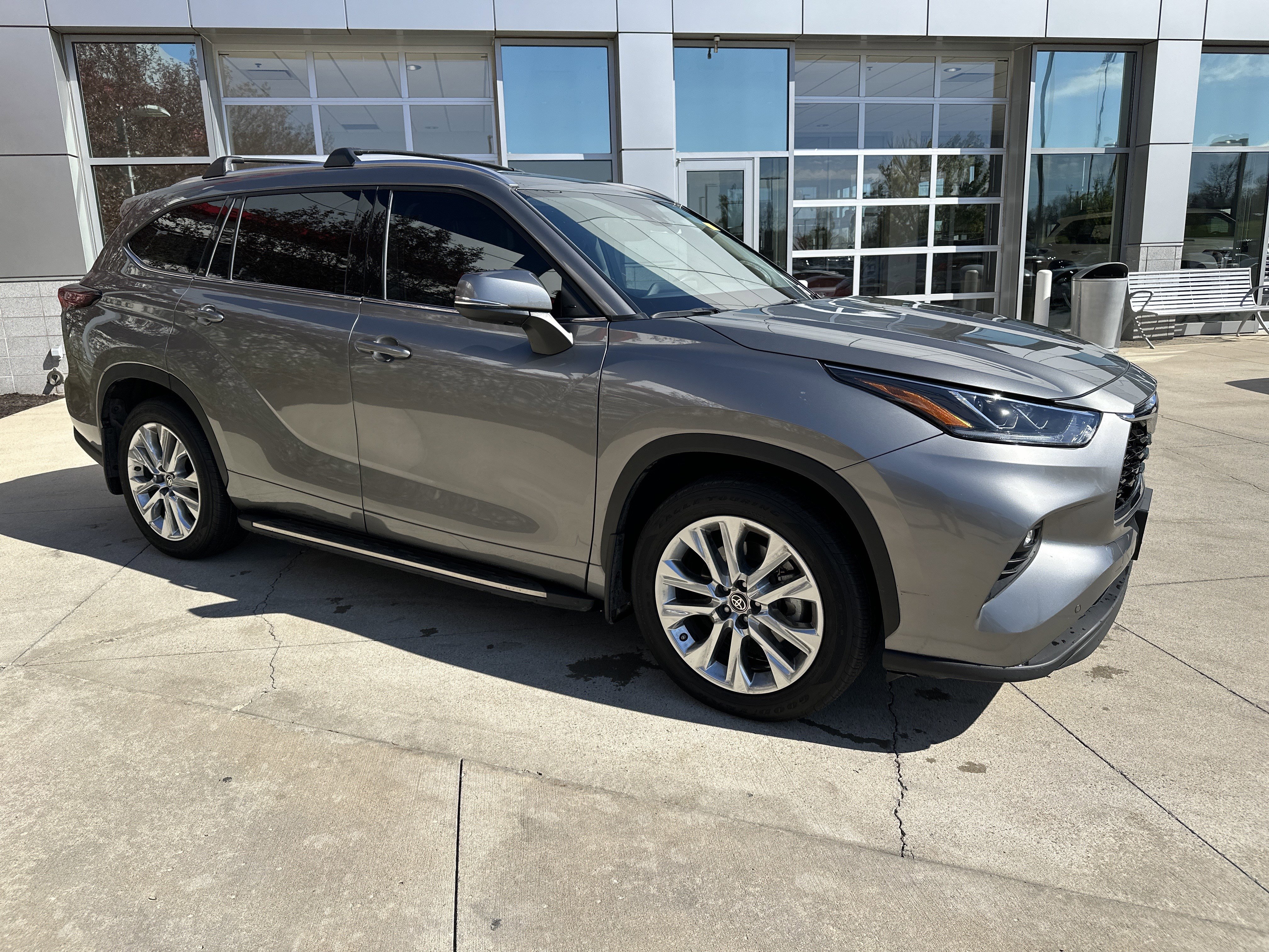 Certified 2025 Toyota Highlander Limited AWD/4WD image 2
