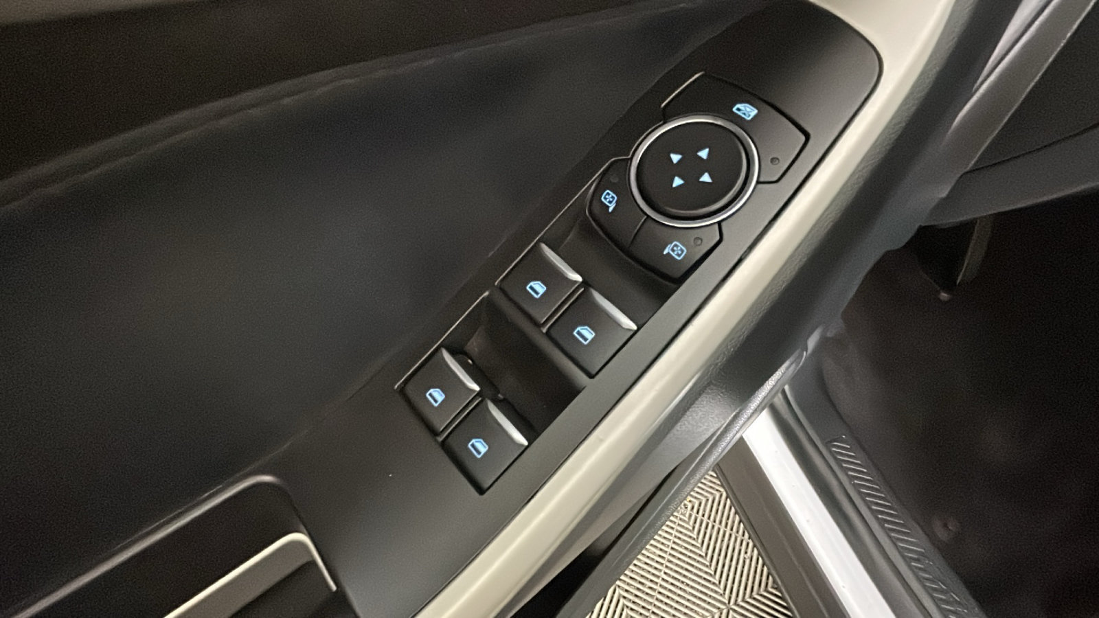 Used 2020 Ford Explorer XLT w/ Comfort Package AWD/4WD image 12