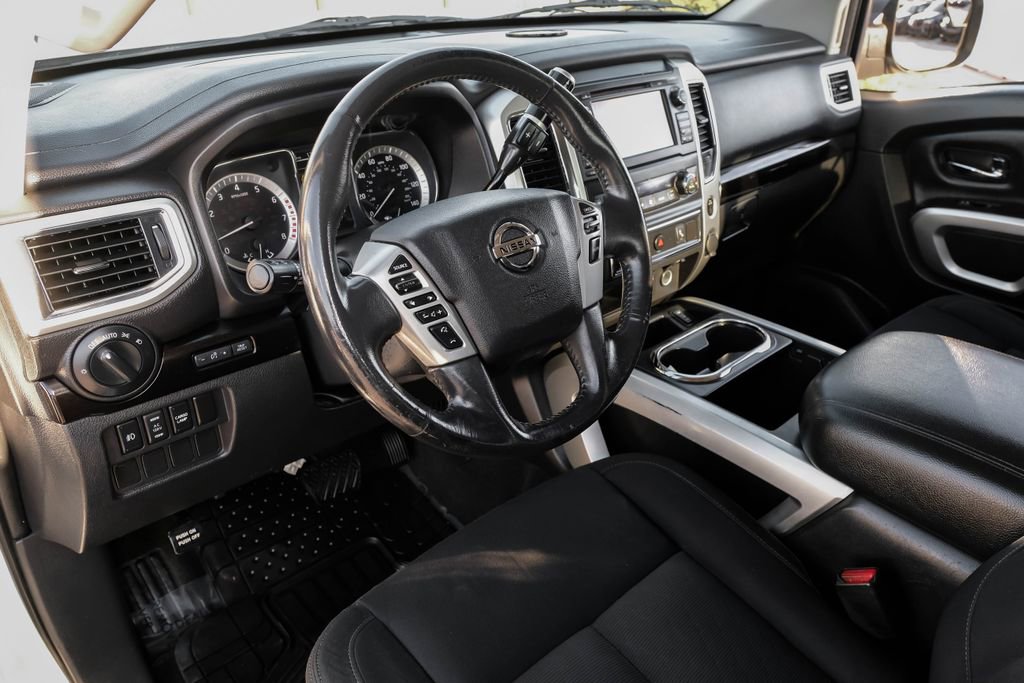 Used 2017 Nissan Titan SV image 12
