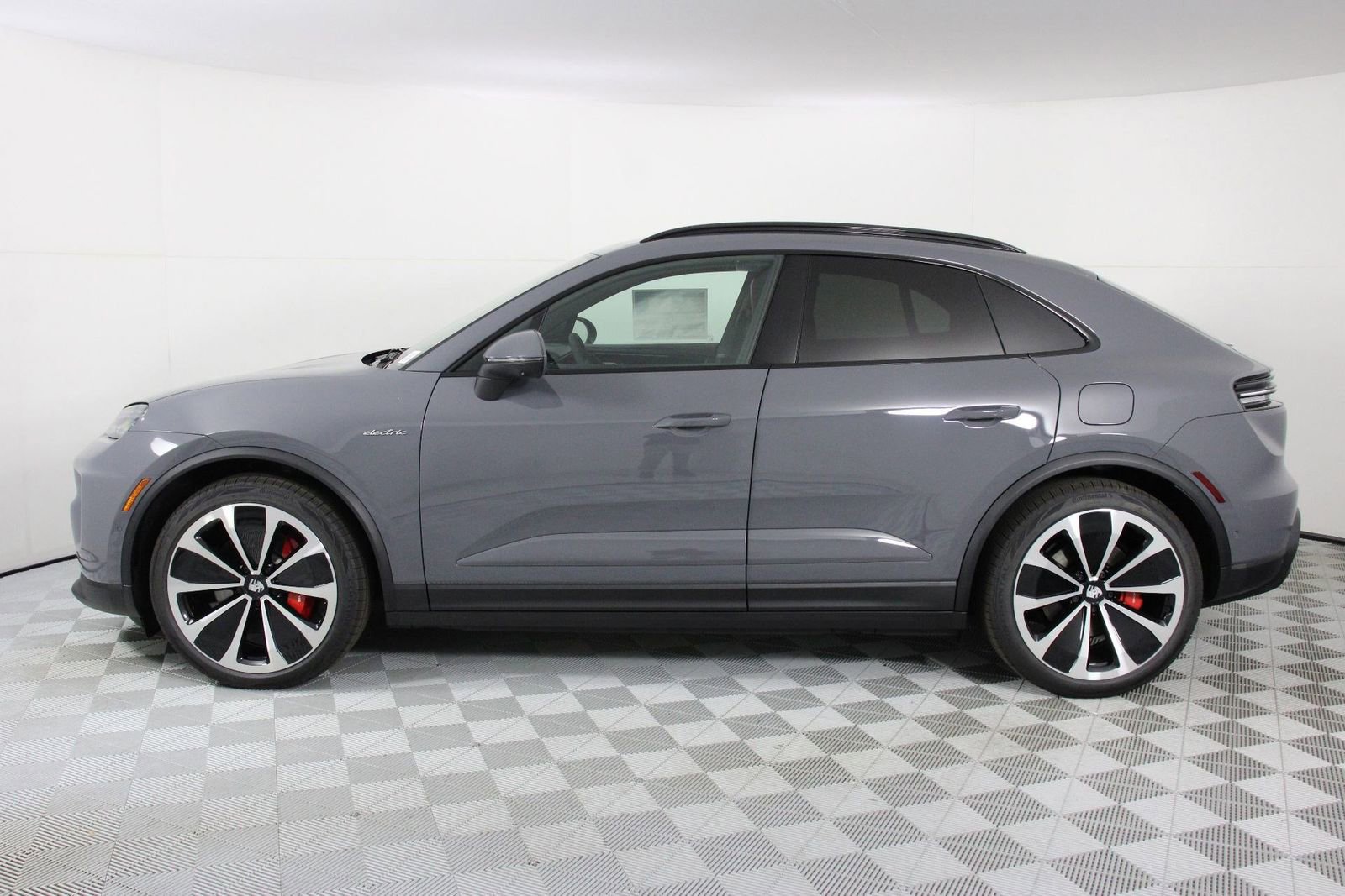 New 2026 Porsche Macan 4S Electric image 2