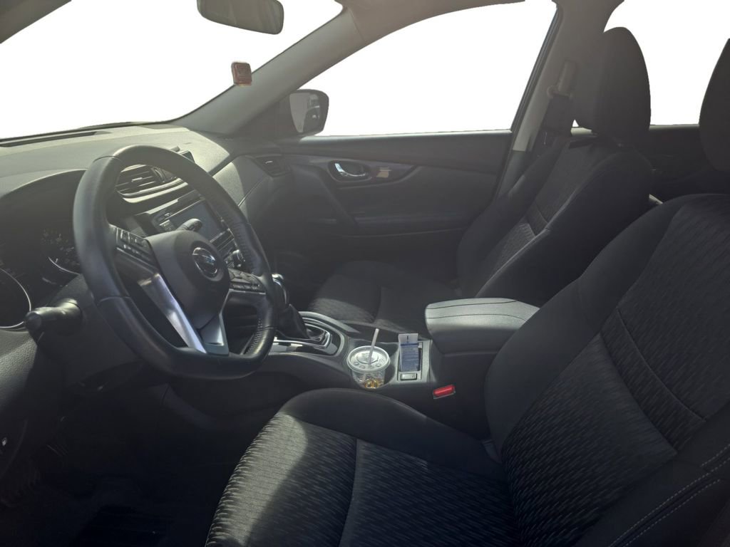 Used 2018 Nissan Rogue SV image 9