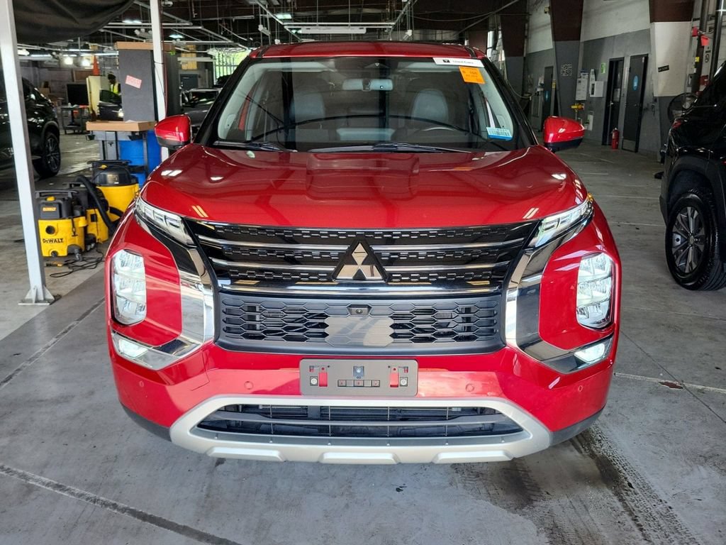 Used 2024 Mitsubishi Outlander SE FWD image 2
