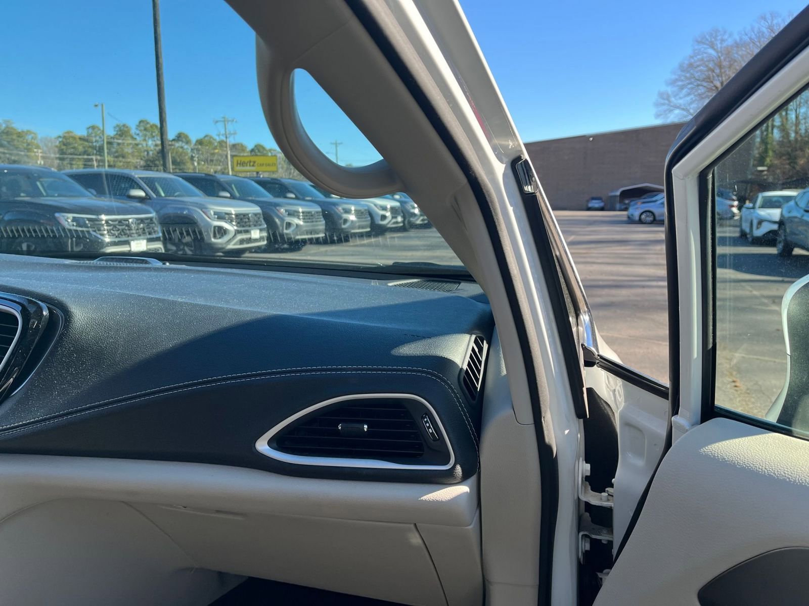 Used 2023 Chrysler Pacifica Touring-L image 23